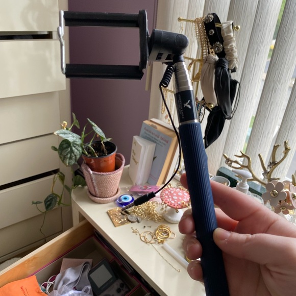 ABERCROMBIE & FITCH SELFIE STICK - CONNECTS TO PHONE! - Picture 3 of 4